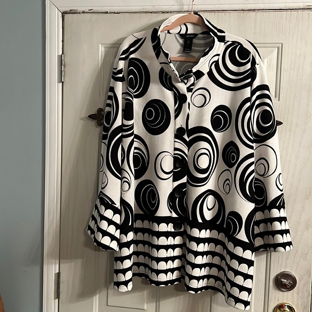 Ali Miles black and white top. 3x